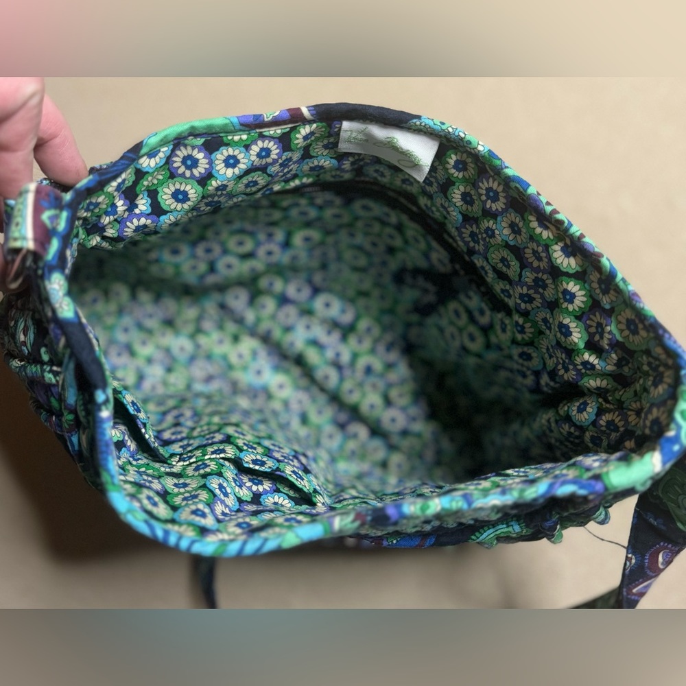 Vera Bradley Magnetic Flap Over Bag Excellent Condition - Picture 9 of 9